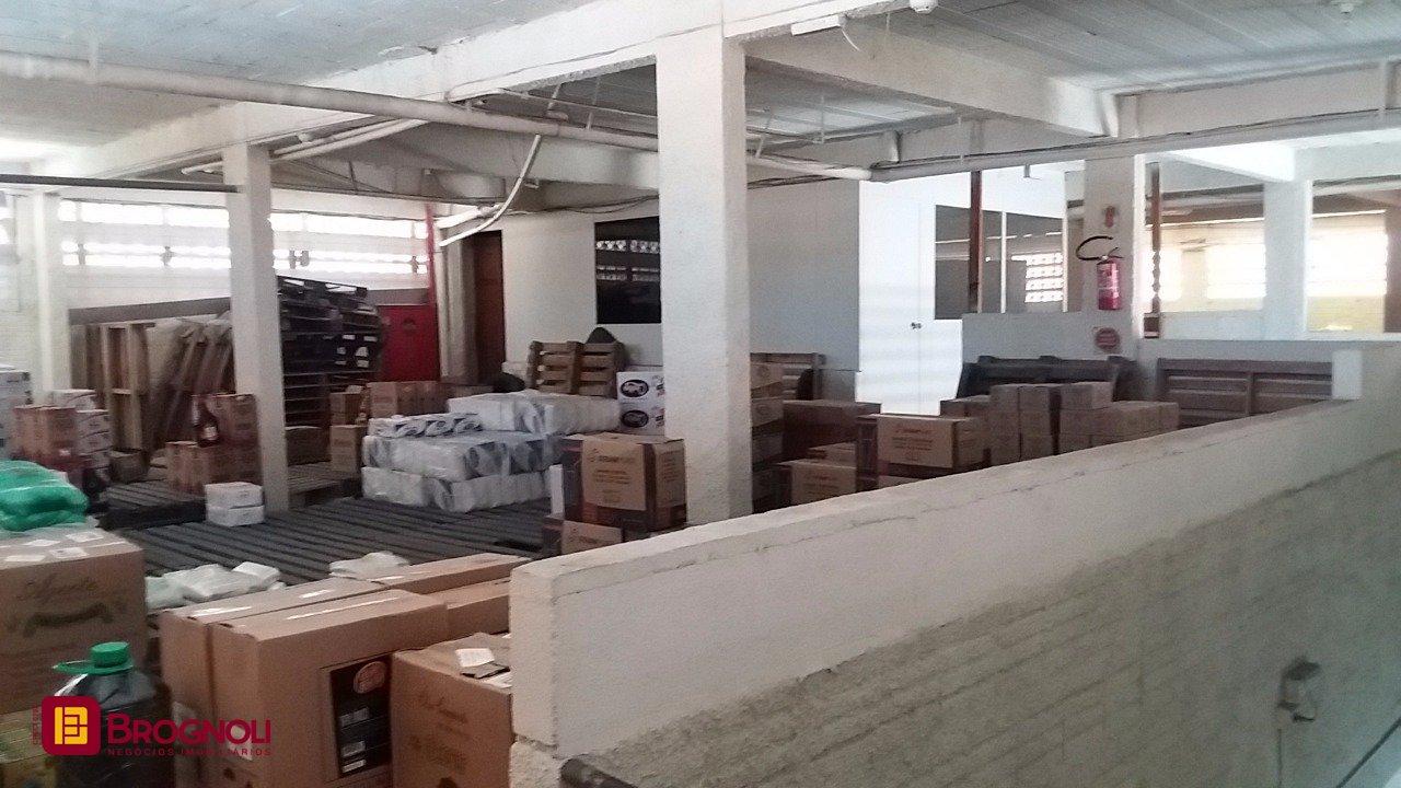Galpão com 1270m², 6 garagens, no bairro Serraria em São José