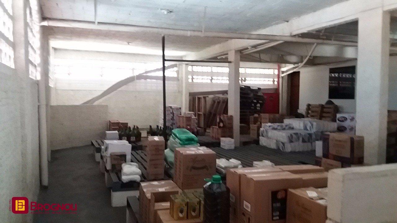 Galpão com 1270m², 6 garagens, no bairro Serraria em São José