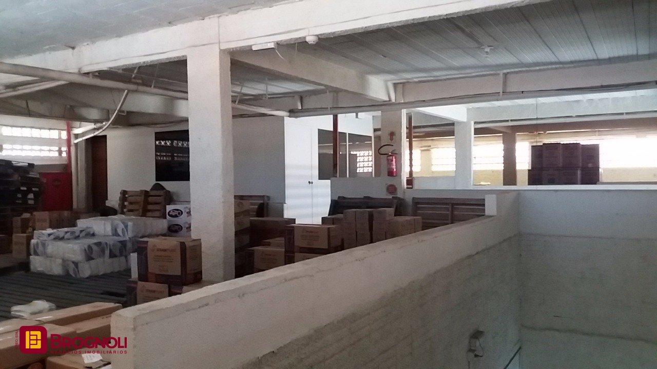 Galpão com 1270m², 6 garagens, no bairro Serraria em São José