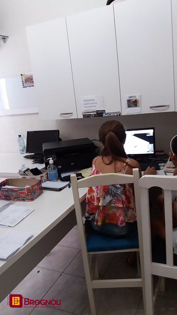 Galpão com 1270m², 6 garagens, no bairro Serraria em São José