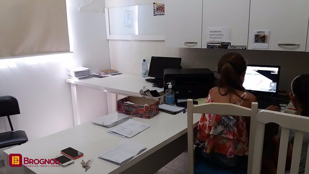 Galpão com 1270m², 6 garagens, no bairro Serraria em São José