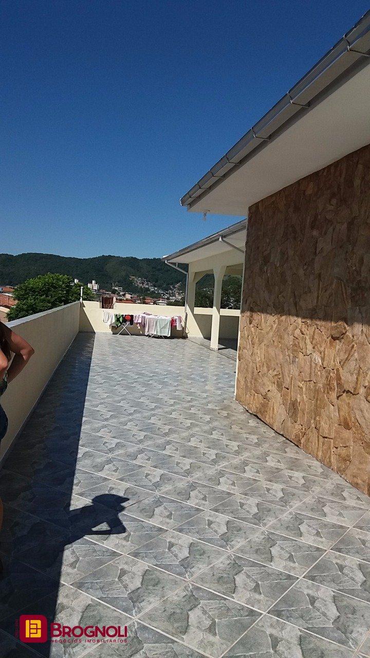 Galpão com 1270m², 6 garagens, no bairro Serraria em São José