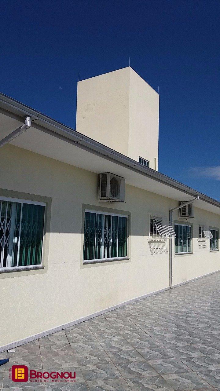 Galpão com 1270m², 6 garagens, no bairro Serraria em São José