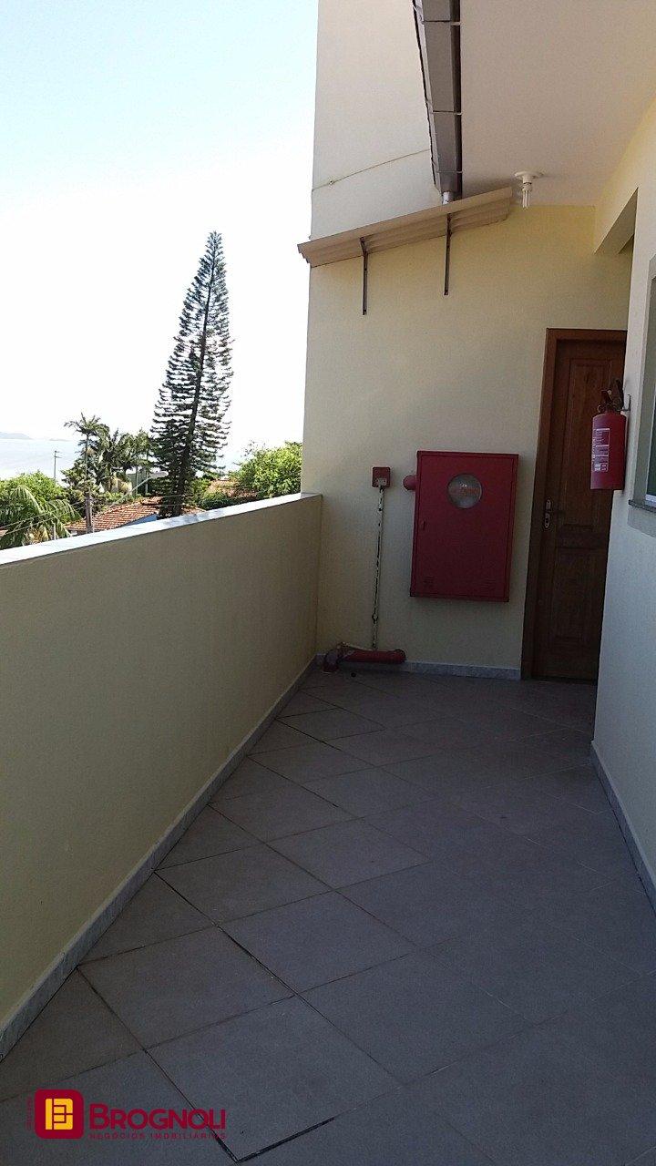 Galpão com 1270m², 6 garagens, no bairro Serraria em São José