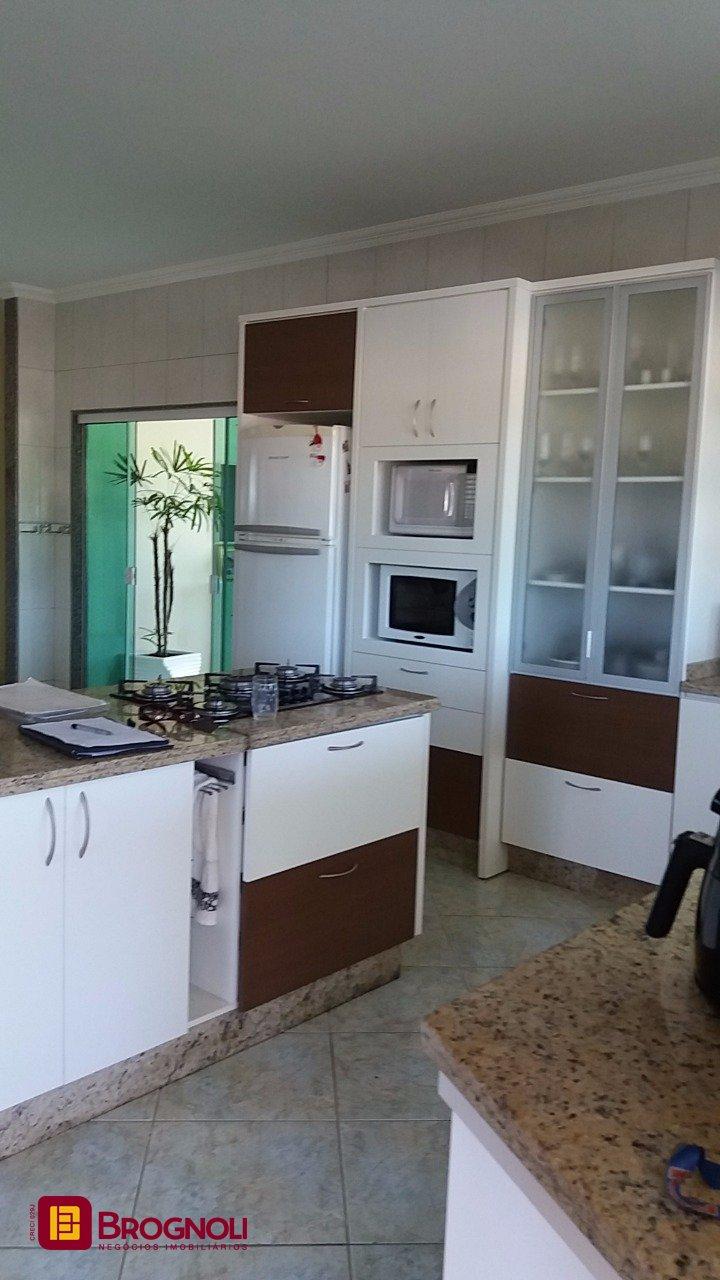 Galpão com 1270m², 6 garagens, no bairro Serraria em São José