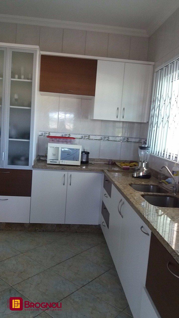 Galpão com 1270m², 6 garagens, no bairro Serraria em São José