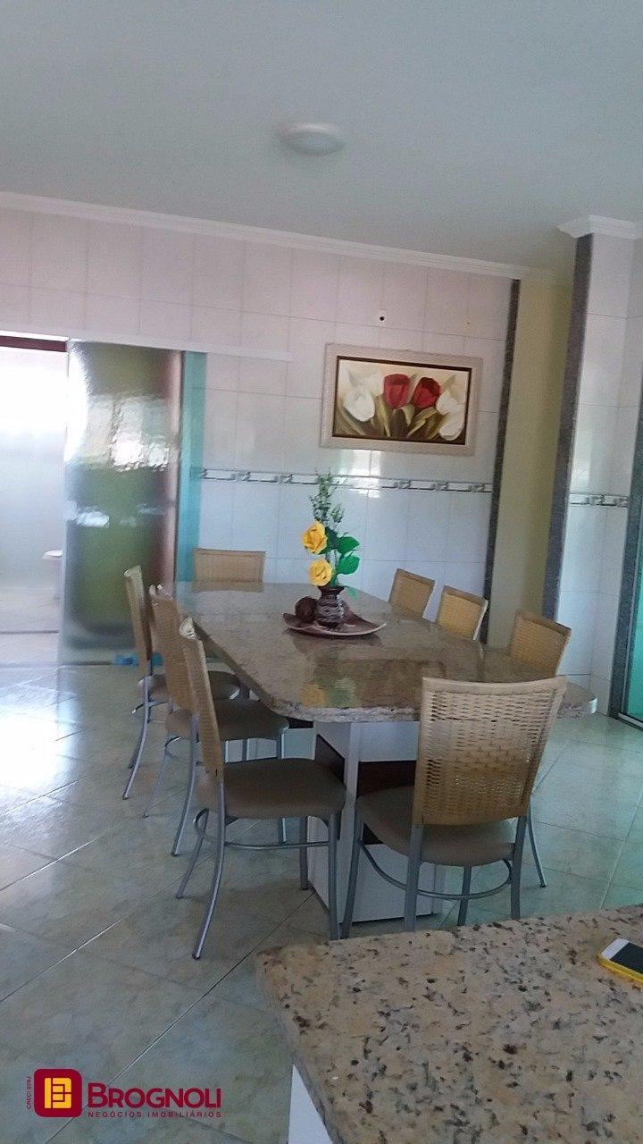 Galpão com 1270m², 6 garagens, no bairro Serraria em São José