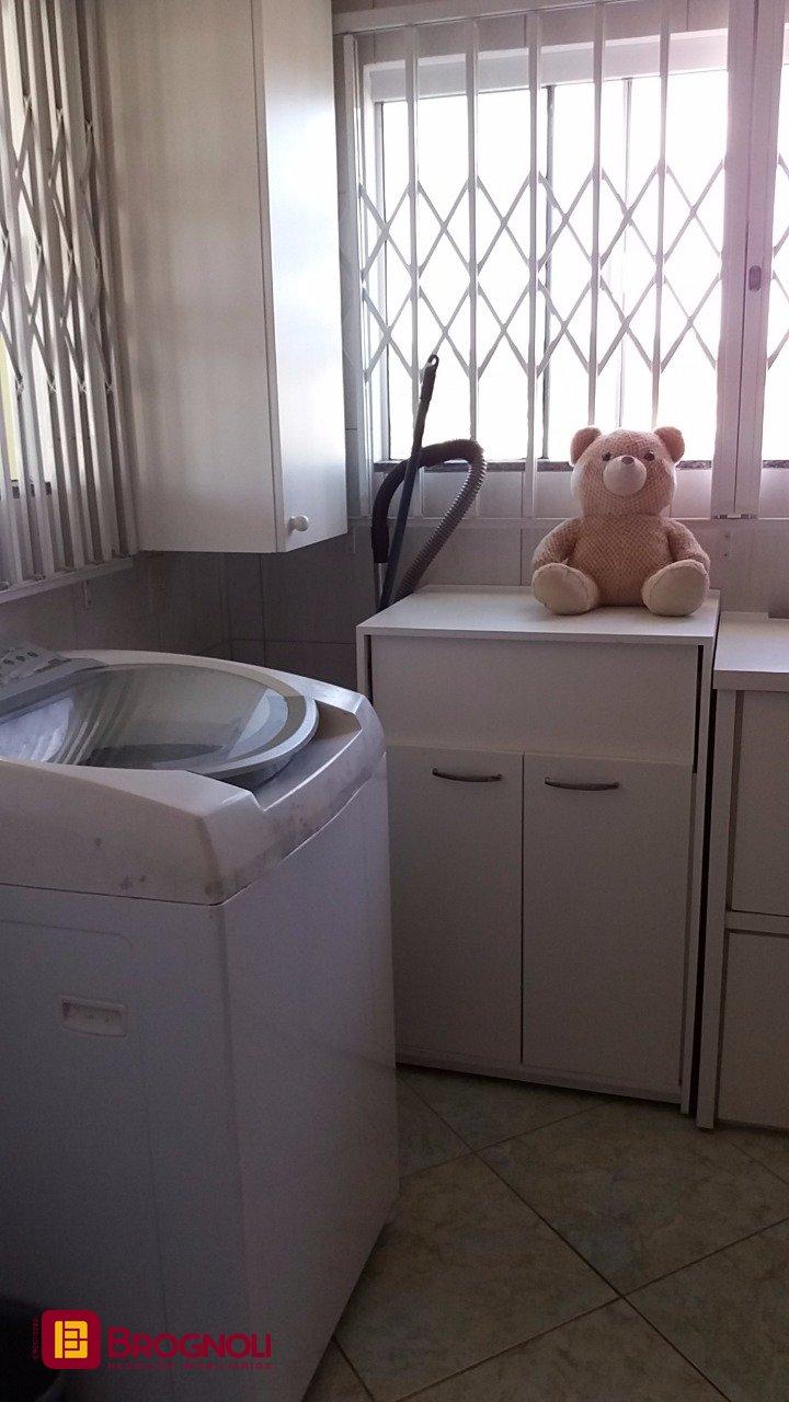 Galpão com 1270m², 6 garagens, no bairro Serraria em São José