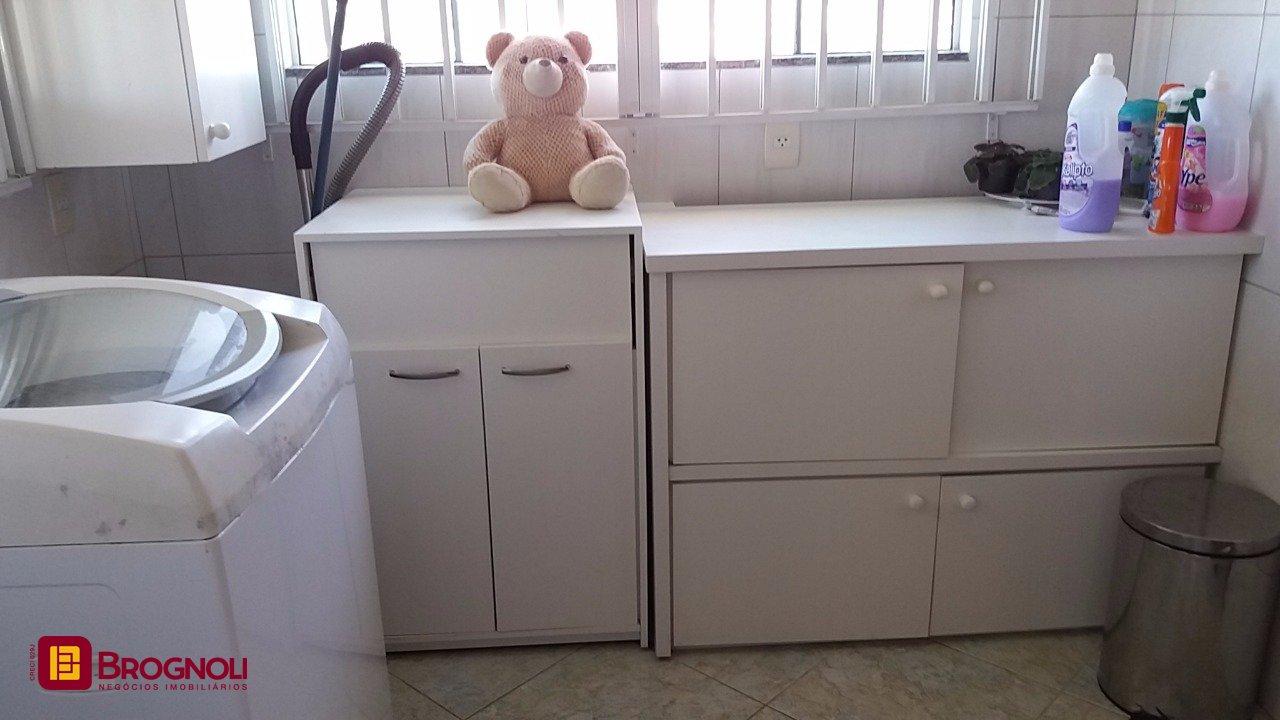 Galpão com 1270m², 6 garagens, no bairro Serraria em São José