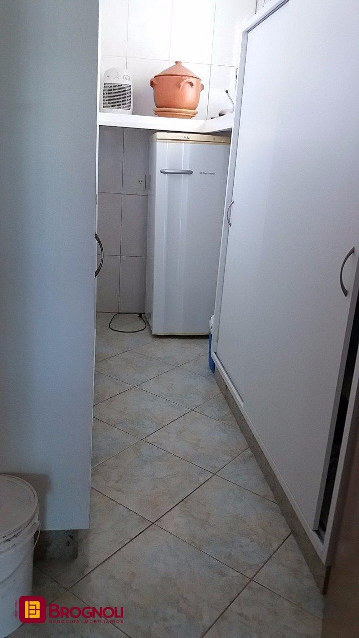 Galpão com 1270m², 6 garagens, no bairro Serraria em São José