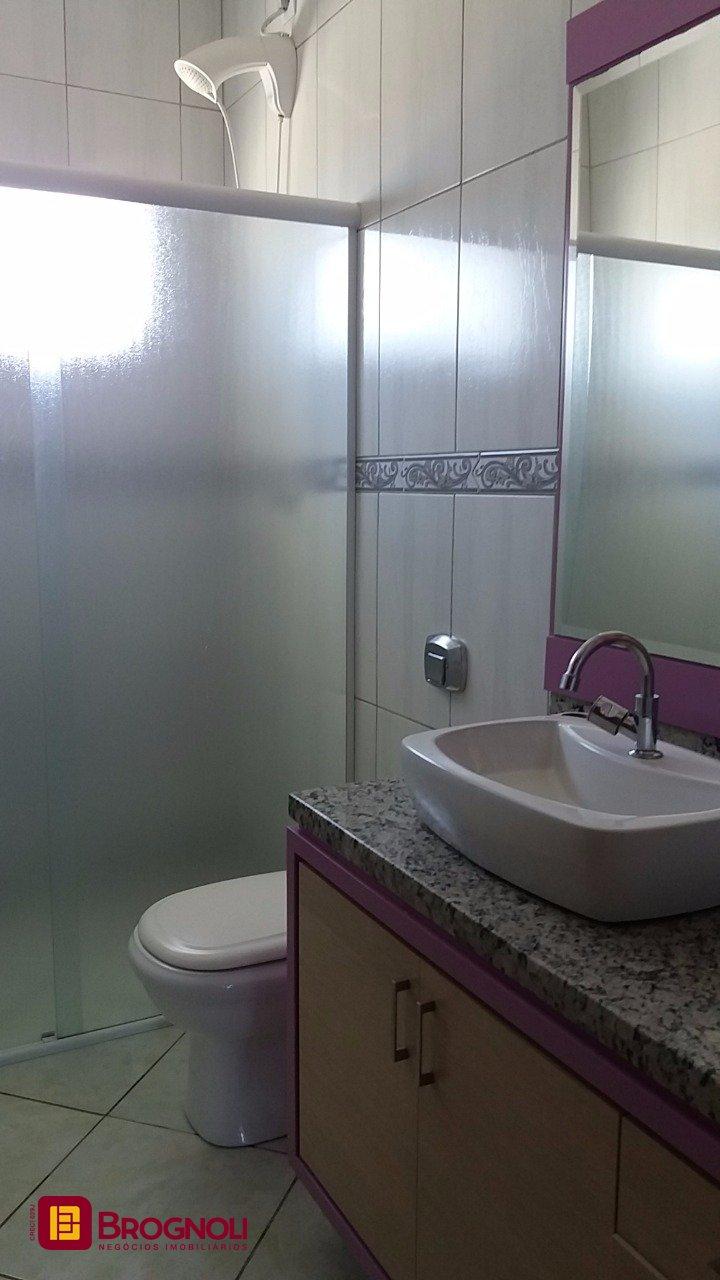 Galpão com 1270m², 6 garagens, no bairro Serraria em São José