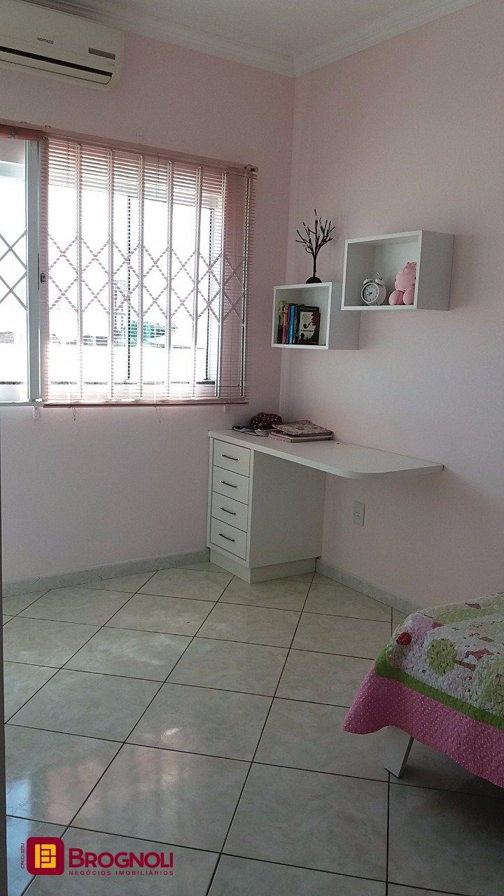 Galpão com 1270m², 6 garagens, no bairro Serraria em São José