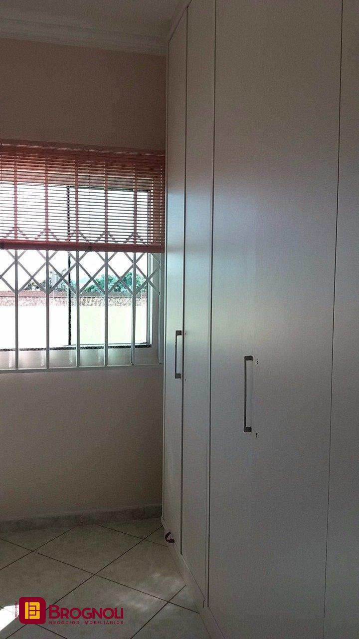 Galpão com 1270m², 6 garagens, no bairro Serraria em São José