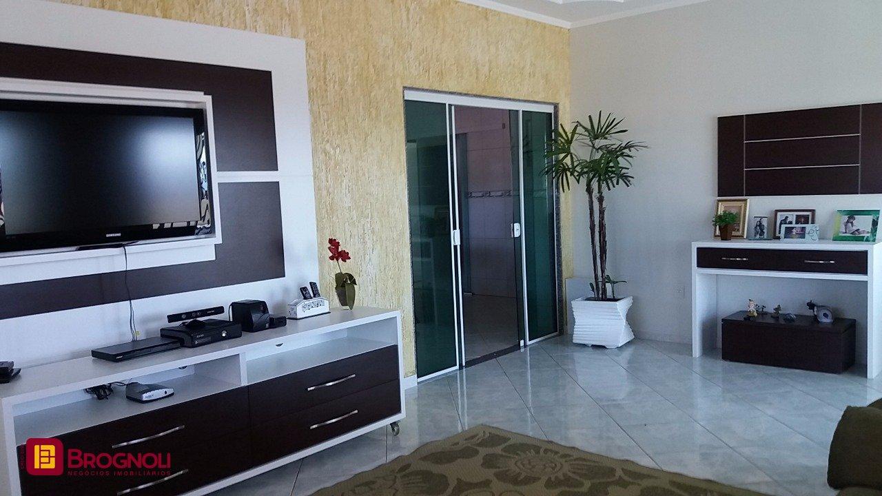 Galpão com 1270m², 6 garagens, no bairro Serraria em São José