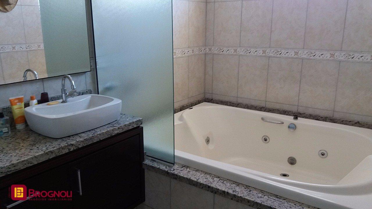Galpão com 1270m², 6 garagens, no bairro Serraria em São José