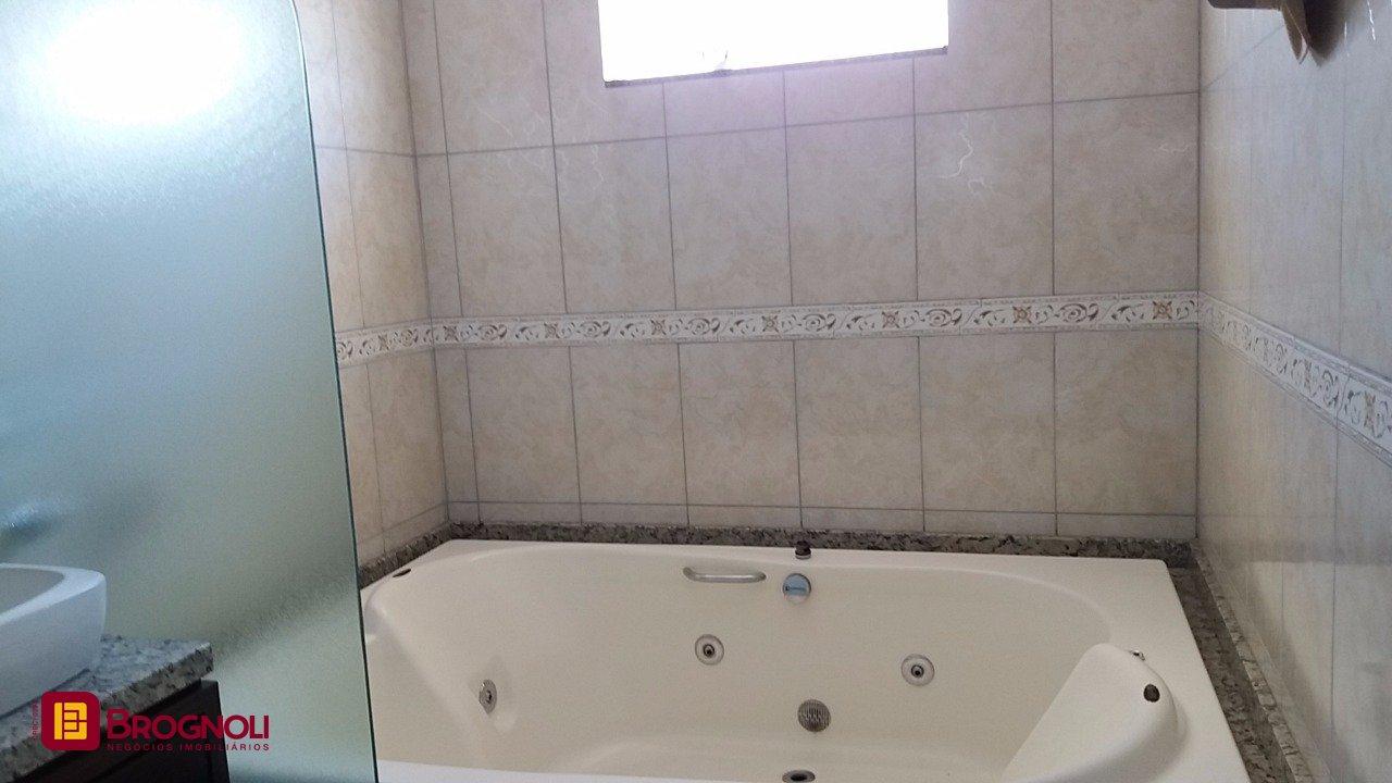 Galpão com 1270m², 6 garagens, no bairro Serraria em São José