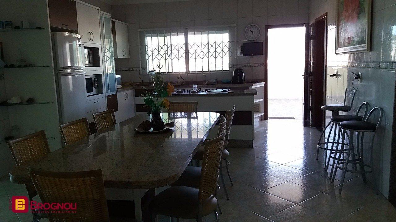 Galpão com 1270m², 6 garagens, no bairro Serraria em São José