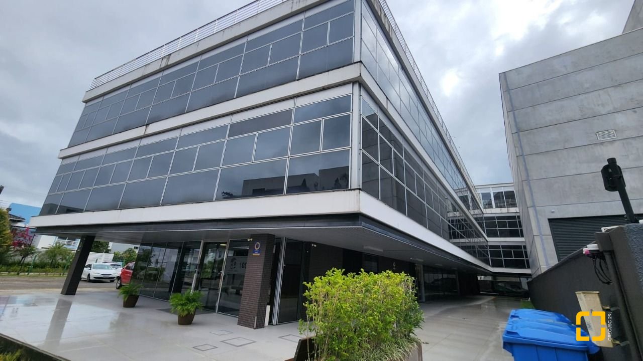Sala com 100m², 4 garagens, no bairro Saco Grande em Florianópolis