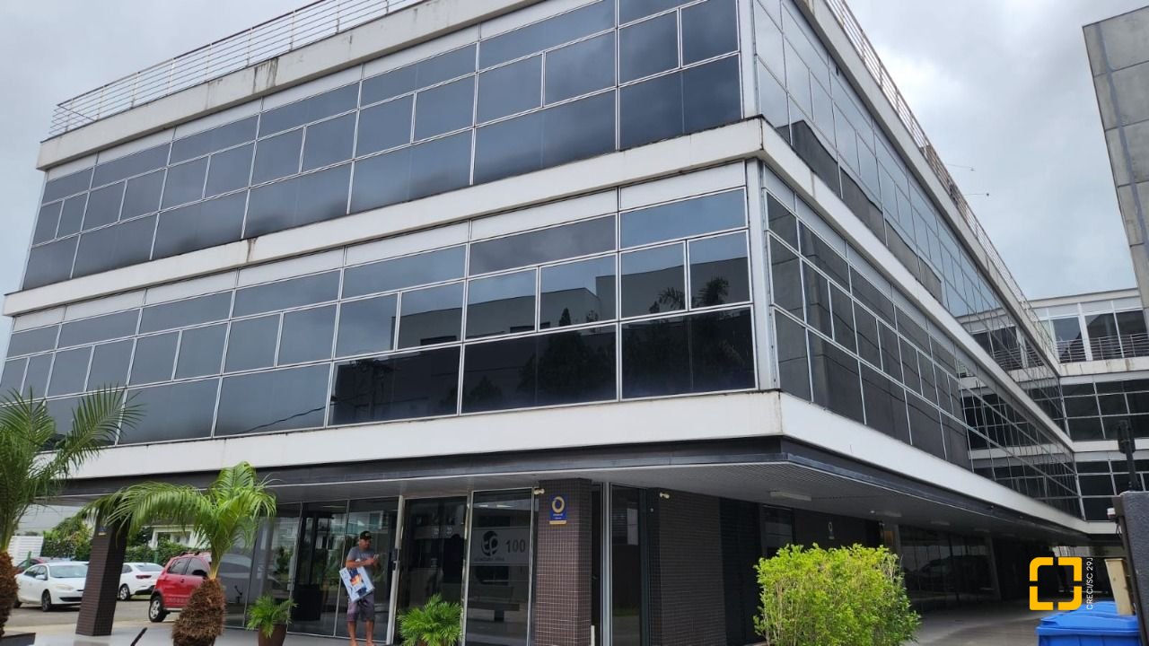 Sala com 100m², 4 garagens, no bairro Saco Grande em Florianópolis