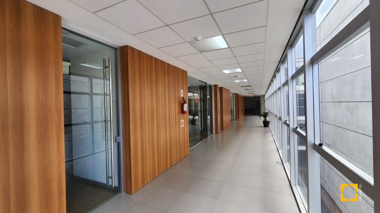 Sala com 100m², 4 garagens, no bairro Saco Grande em Florianópolis