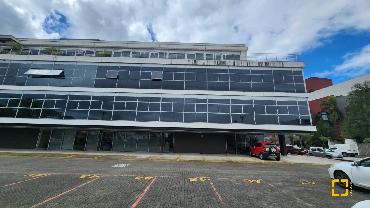 Sala com 100m², 4 garagens, no bairro Saco Grande em Florianópolis
