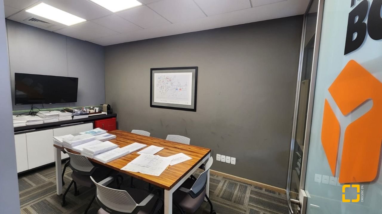 Sala com 100m², 4 garagens, no bairro Saco Grande em Florianópolis