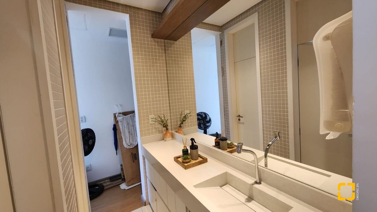 Sala com 100m², 4 garagens, no bairro Saco Grande em Florianópolis