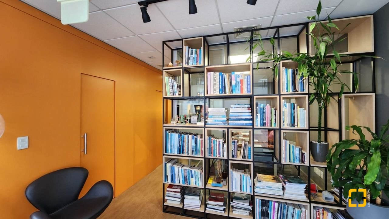Sala com 100m², 4 garagens, no bairro Saco Grande em Florianópolis