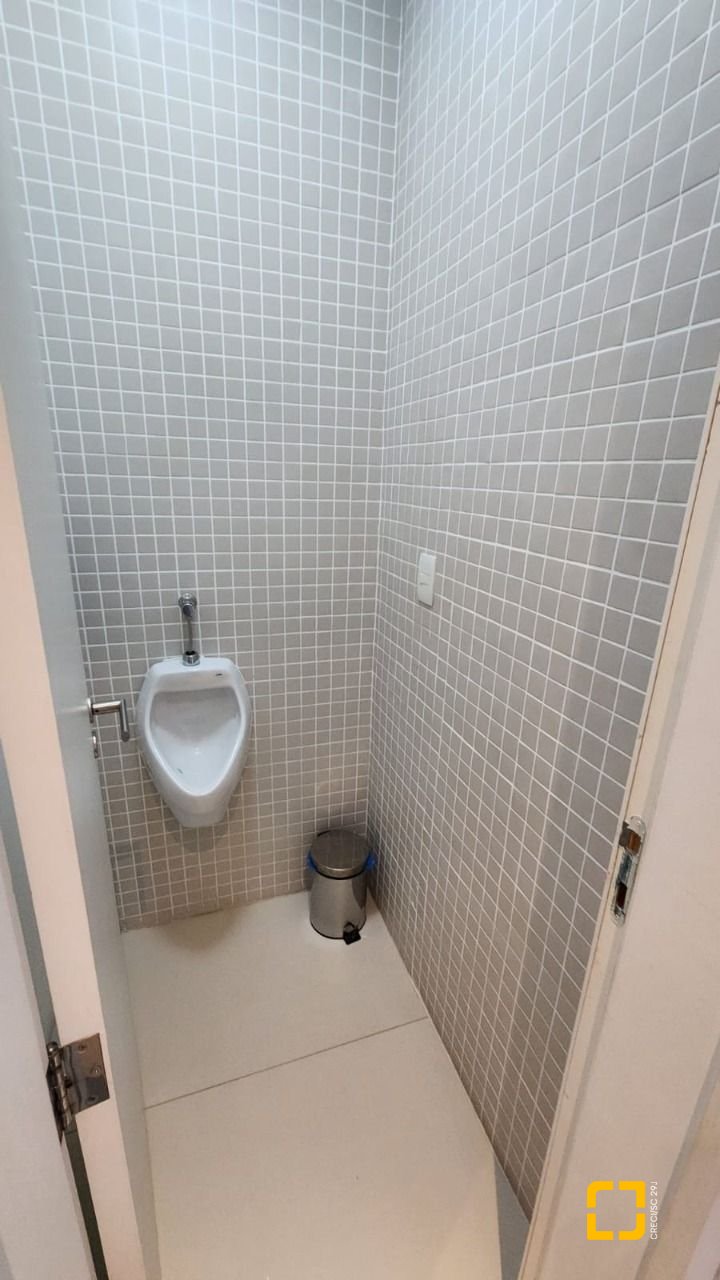Sala com 100m², 4 garagens, no bairro Saco Grande em Florianópolis