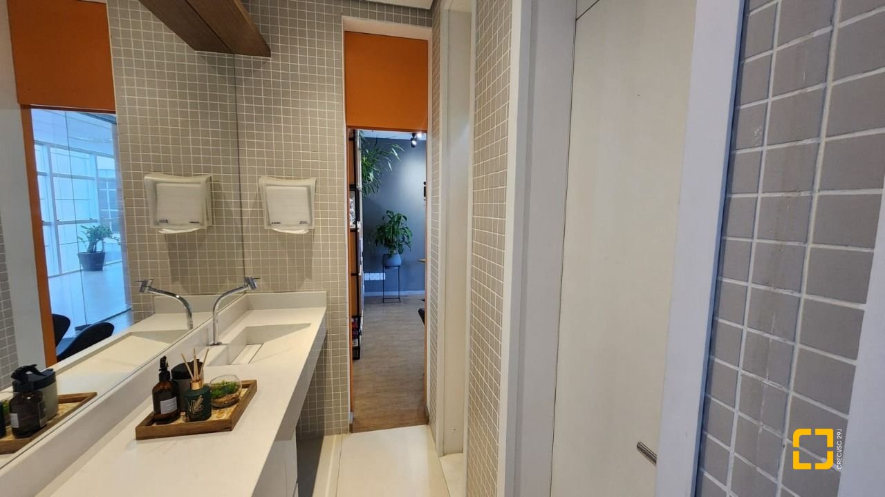 Sala com 100m², 4 garagens, no bairro Saco Grande em Florianópolis