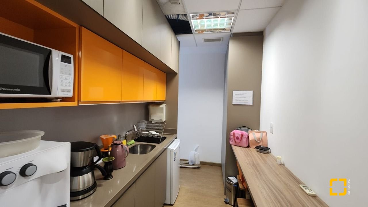 Sala com 100m², 4 garagens, no bairro Saco Grande em Florianópolis