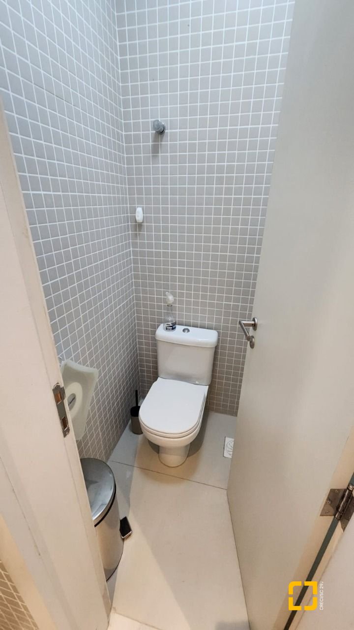 Sala com 100m², 4 garagens, no bairro Saco Grande em Florianópolis