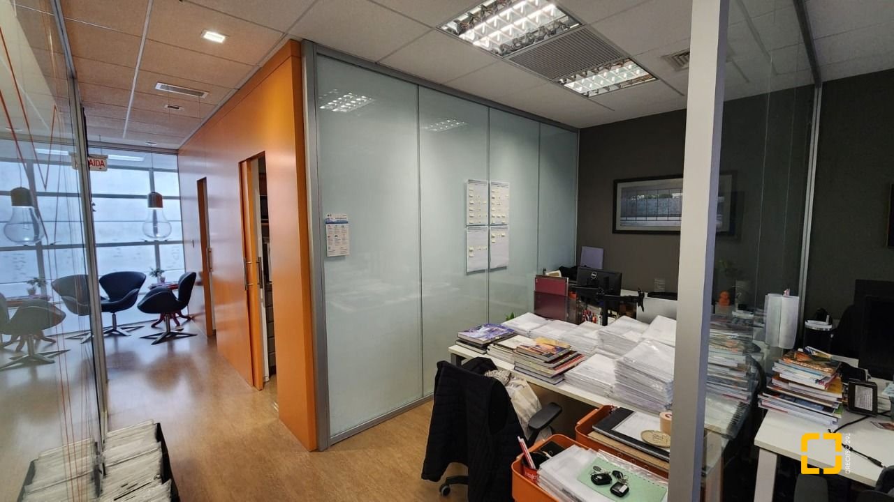 Sala com 100m², 4 garagens, no bairro Saco Grande em Florianópolis