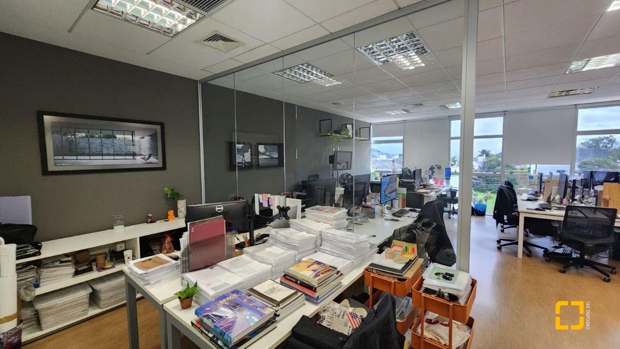 Sala com 100m², 4 garagens, no bairro Saco Grande em Florianópolis