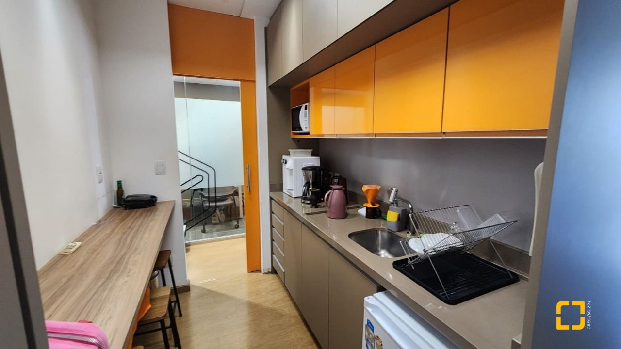 Sala com 100m², 4 garagens, no bairro Saco Grande em Florianópolis
