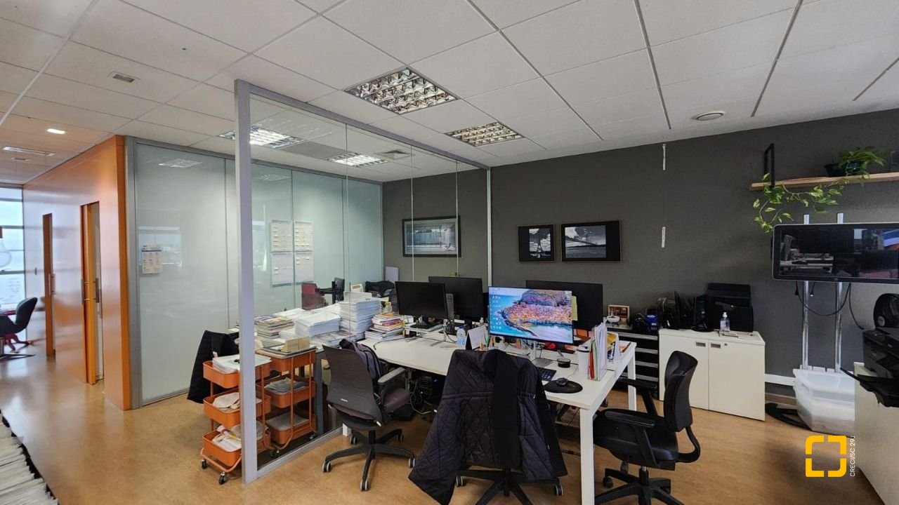 Sala com 100m², 4 garagens, no bairro Saco Grande em Florianópolis