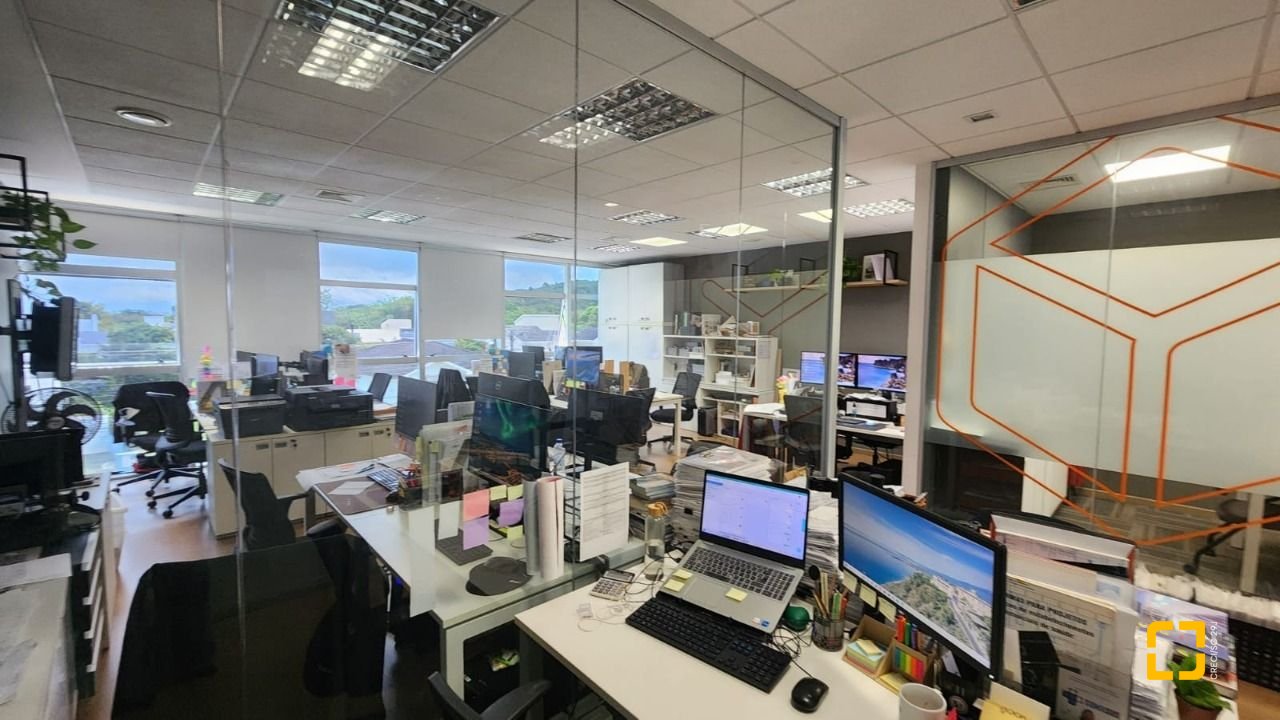 Sala com 100m², 4 garagens, no bairro Saco Grande em Florianópolis