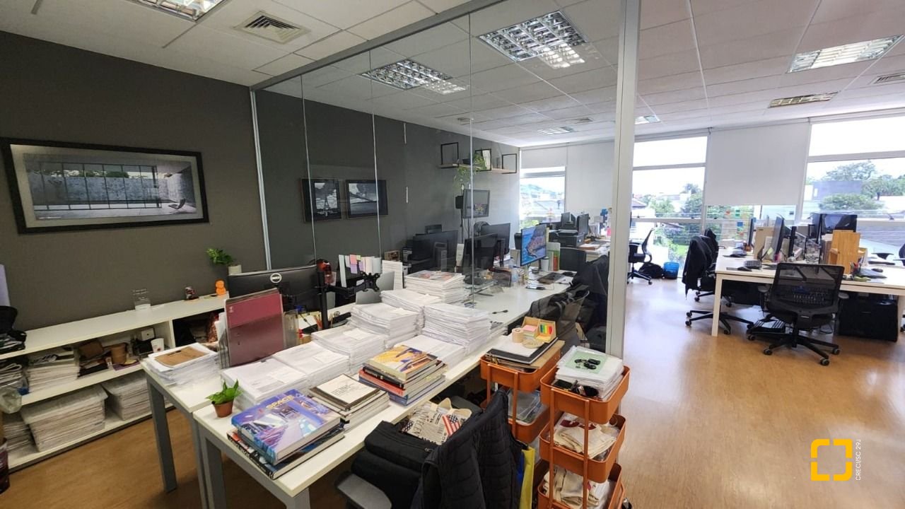 Sala com 100m², 4 garagens, no bairro Saco Grande em Florianópolis