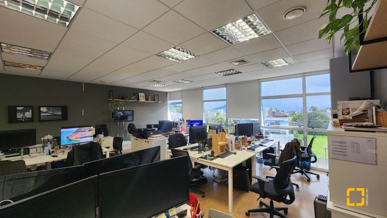 Sala com 100m², 4 garagens, no bairro Saco Grande em Florianópolis