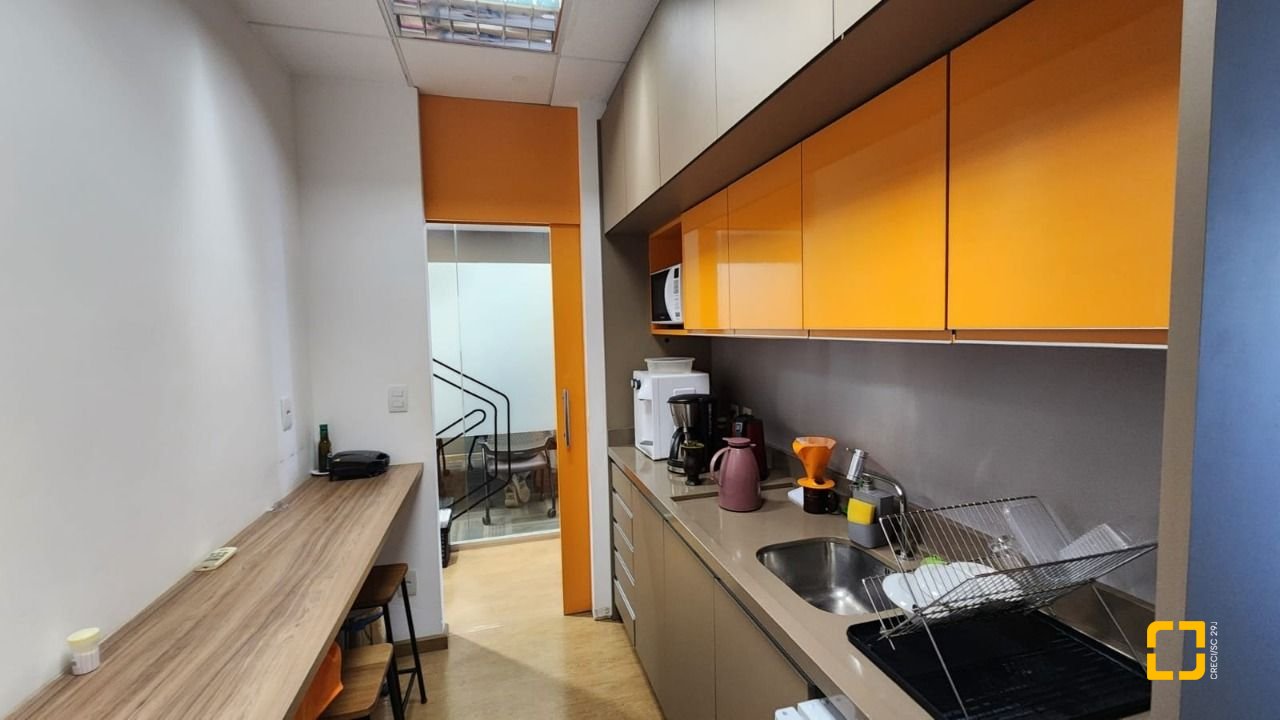 Sala com 100m², 4 garagens, no bairro Saco Grande em Florianópolis