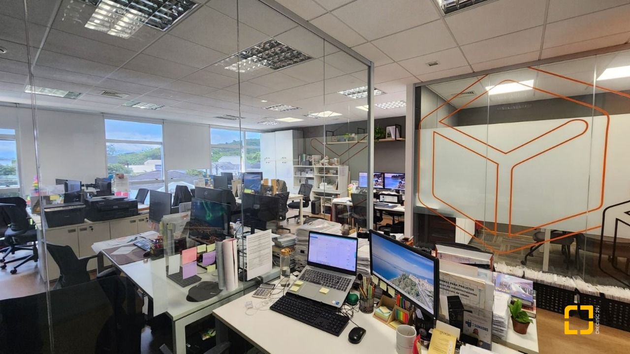 Sala com 100m², 4 garagens, no bairro Saco Grande em Florianópolis