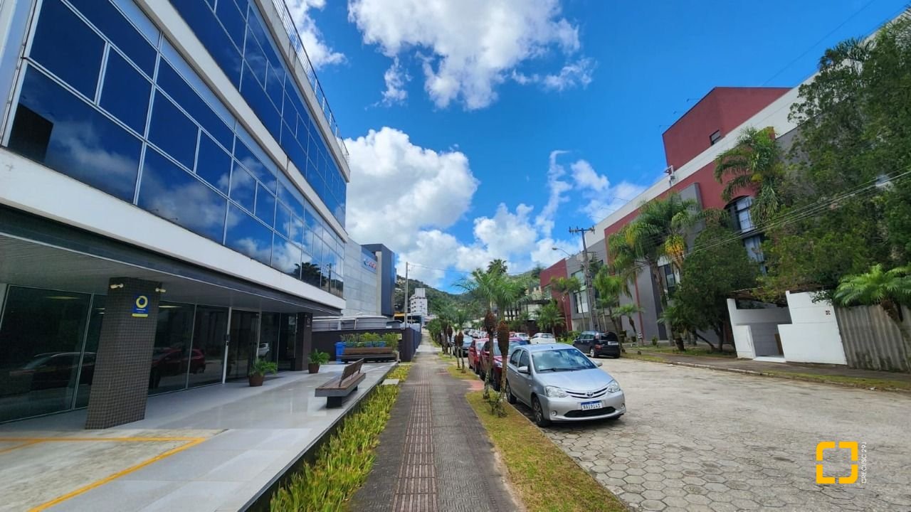 Sala com 100m², 4 garagens, no bairro Saco Grande em Florianópolis