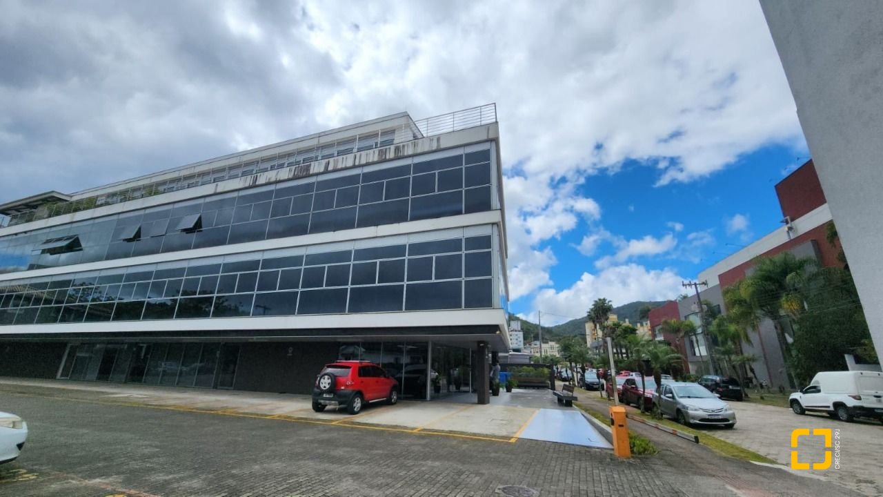Sala com 100m², 4 garagens, no bairro Saco Grande em Florianópolis
