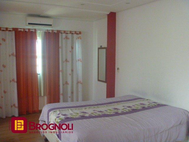 Casa com 274m², 4 quartos (sendo 1 suíte), 10 garagens, no bairro Serraria em São José