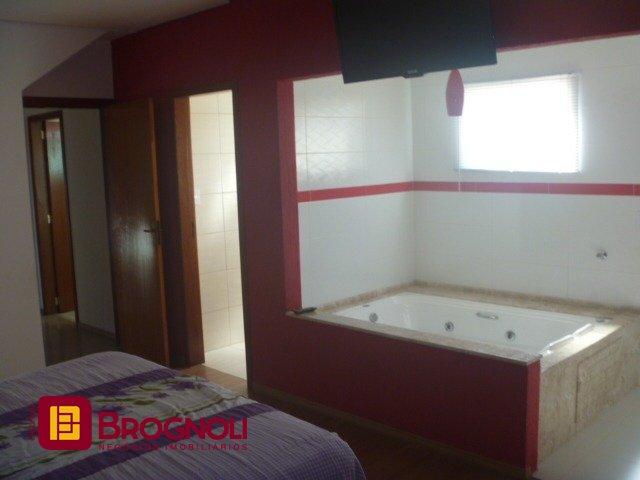 Casa com 274m², 4 quartos (sendo 1 suíte), 10 garagens, no bairro Serraria em São José