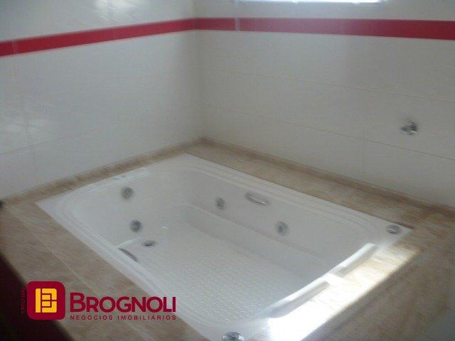 Casa com 274m², 4 quartos (sendo 1 suíte), 10 garagens, no bairro Serraria em São José
