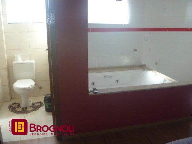 Casa com 274m², 4 quartos (sendo 1 suíte), 10 garagens, no bairro Serraria em São José