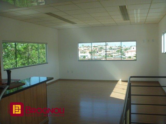 Casa com 274m², 4 quartos (sendo 1 suíte), 10 garagens, no bairro Serraria em São José