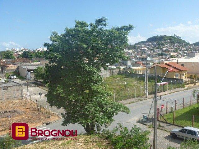 Casa com 274m², 4 quartos (sendo 1 suíte), 10 garagens, no bairro Serraria em São José