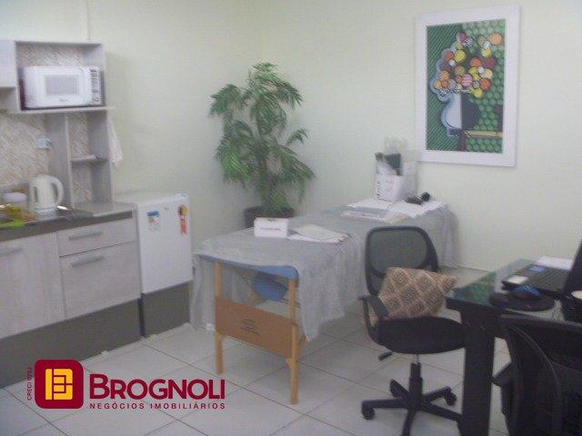 Casa com 274m², 4 quartos (sendo 1 suíte), 10 garagens, no bairro Serraria em São José